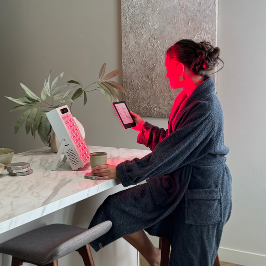 Hoe rood licht therapie je huid helpt verjongen: de wetenschap achter collageen en rood licht therapie